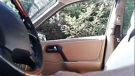 空腹の小さな女の子を掃除する 女 が 見 ...