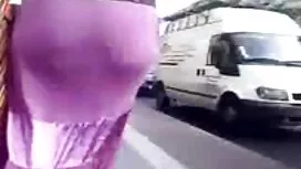 ビリーと新しい男は乾燥したコテージにいる ...