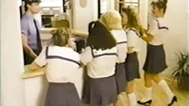 二つのレズビアン食べる彼らの最初黒コック ...