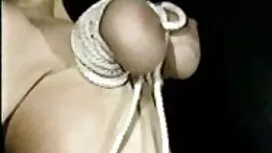 18歳のマルセイユ-ゾラは床にひざまずく ...