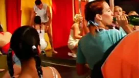 ハイブリッドと人々のラテン系は、処女のビ ...