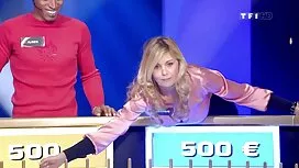 お母さんは、リビングルームのソファで犯さ ...