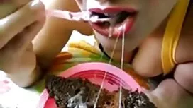 彼は彼女を救い、性的に彼女に報酬を与える ...