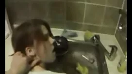 庭でヨガの先生ブロンディ-フェッサーと  ...