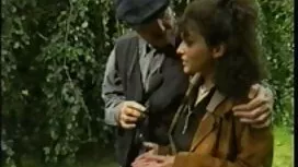 彼女の元彼氏は戻って物乞いのためにほこり ...
