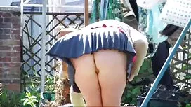 一人で彼女の恋人を待っているホーム 女性 ...