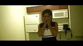 二つの性転換の女性が小さな列車を始めると ...
