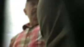 女性のタクシー運転手t金髪ママを探してい ...