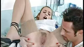 孤独な女性パイパー自宅でリラックスしてデ ...