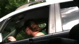 豪華な女性は彼女のボーイフレンドを裸にす ...